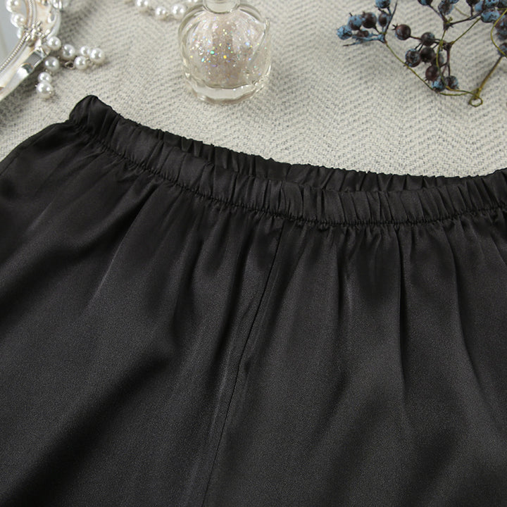 Dame elegant satin-pyjamasæt med fjerlignende detaljer og tætsiddende snit Stilla