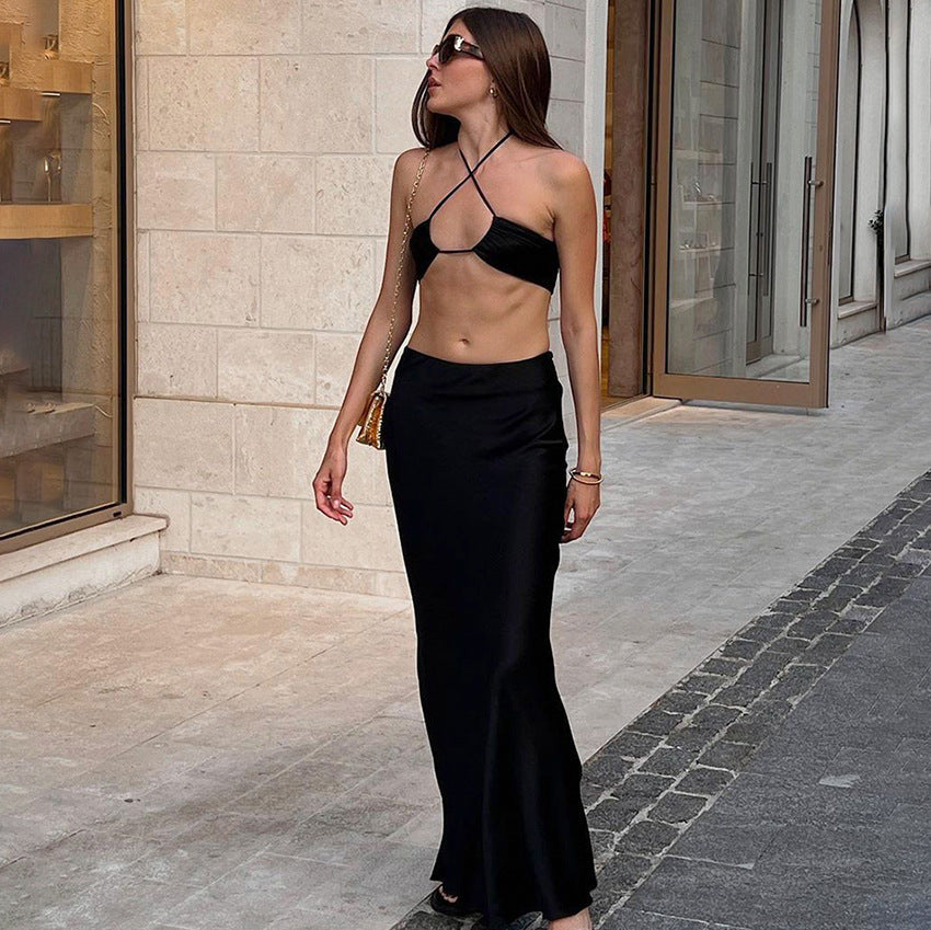 Dame sæt bestående af off-shoulder top og svajende satin nederdel Stilla