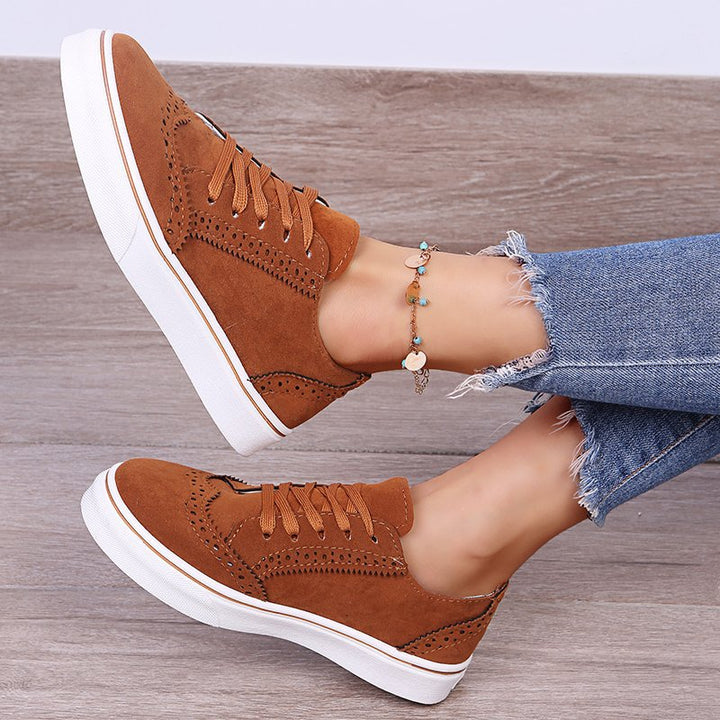 Dame Sporty Sneakers med raffineret hulmønster-udseende og fleksibel sål Stilla