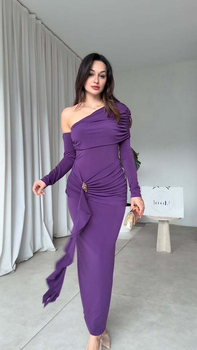 Dame elegant omslagkjole med asymmetrisk design og raffinerede draperinger Skovae