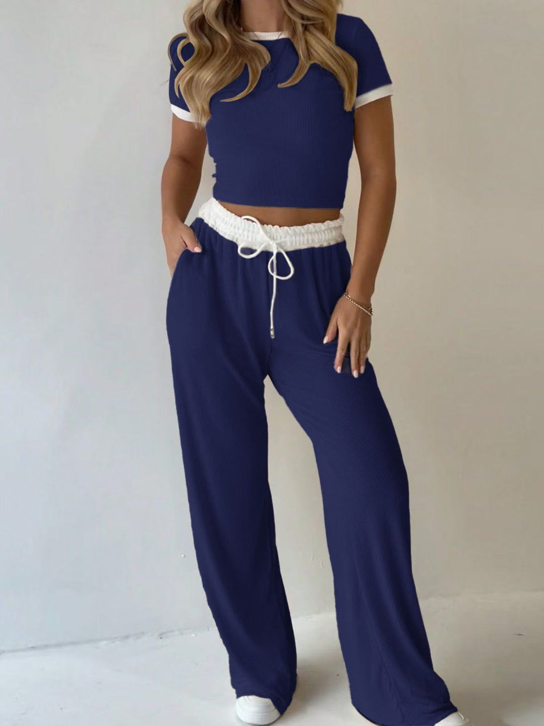 Dame afslappet to-delt fritidssæt med cropped T-shirt og vidde bukser Skovae