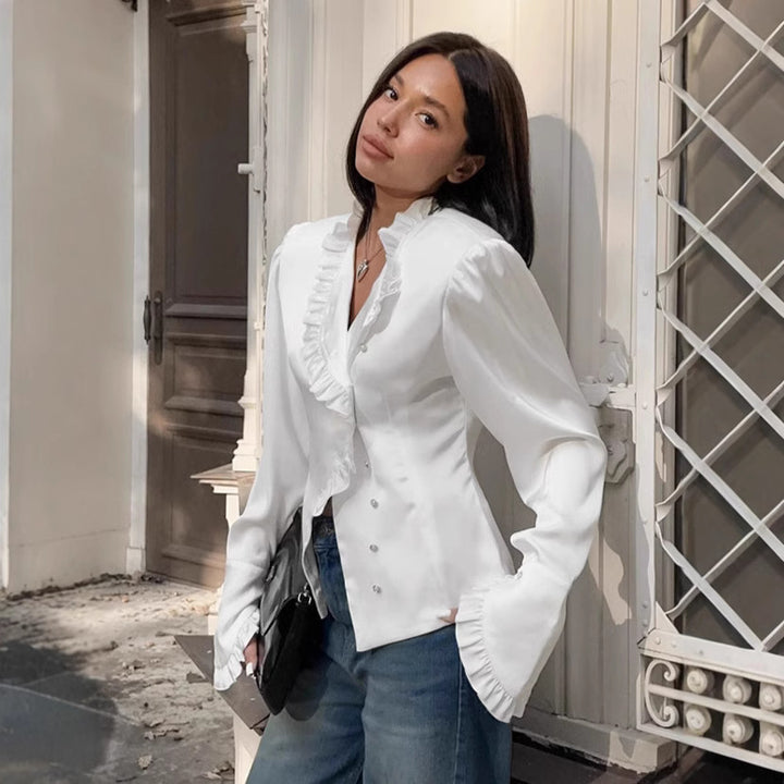 Damebluse med voluminøse flæser og elegant krave Stilla
