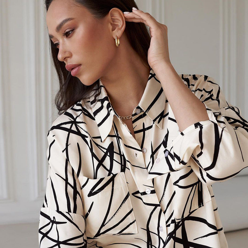 Dame Satin Pyjamasæt med moderne grafiktryk og elegant snit Stilla