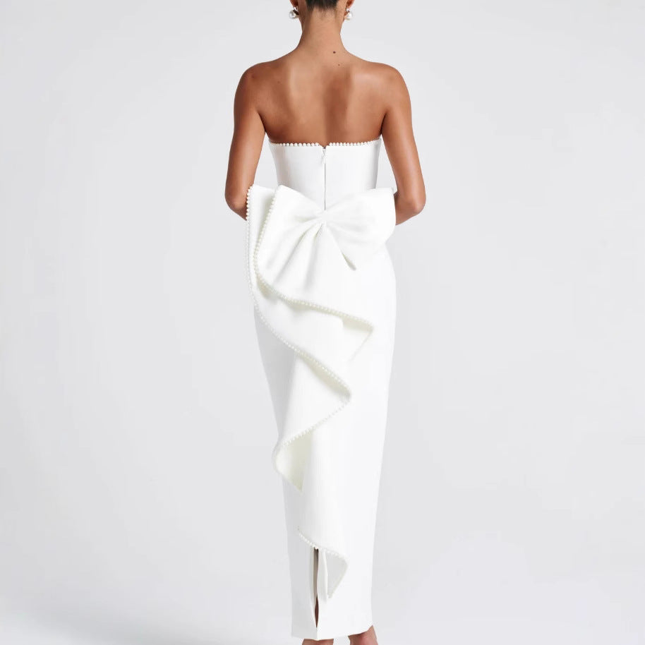 Damernes elegante tætsiddende maxi kjole med off-shoulder design og fashionable flæser