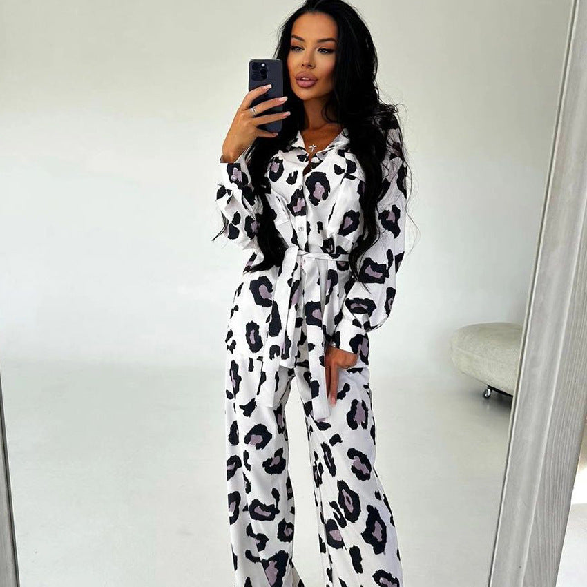 Dame Satin-Pyjama-Sæt med dyreprint og elegant knaplukning Stilla