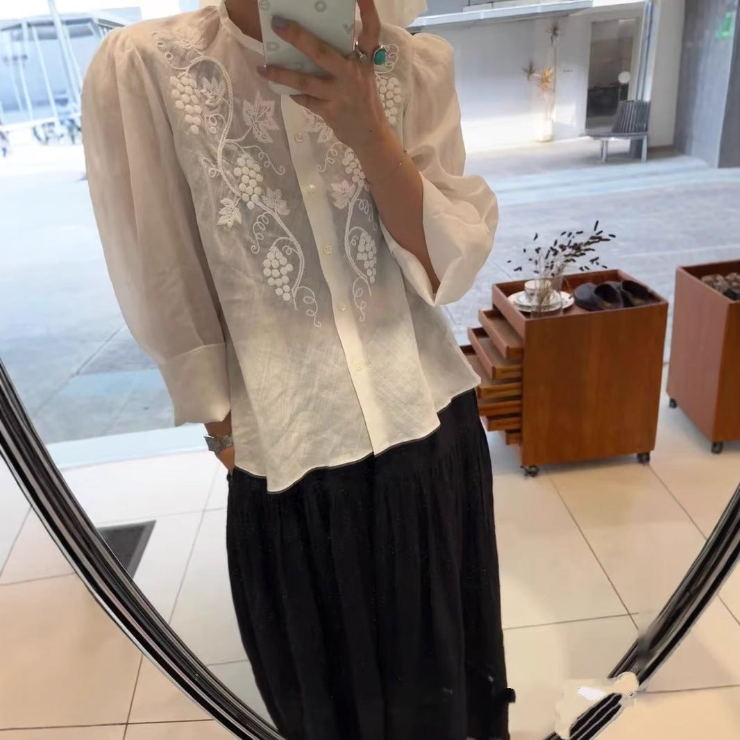 Damebluse med romantiske broderier og voluminøse ærmer Stilla