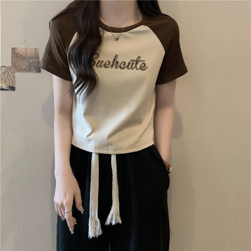 Femme Cropped Graphic T-Shirt med Legesyg Tekst Stilla