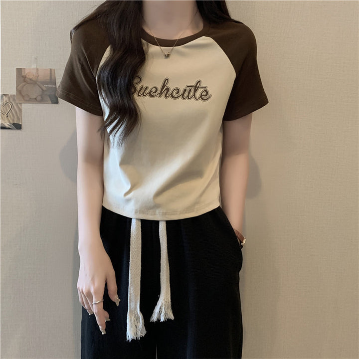 Femme Cropped Graphic T-Shirt med Legesyg Tekst Stilla