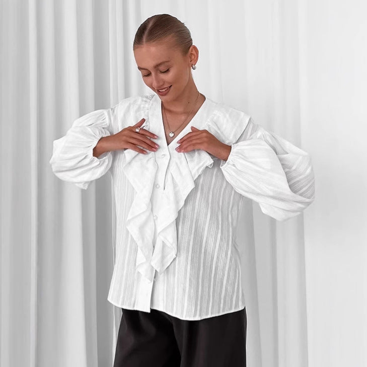 Damebluse med voluminøse flæsedetaljer og elegant V-udskæring Stilla