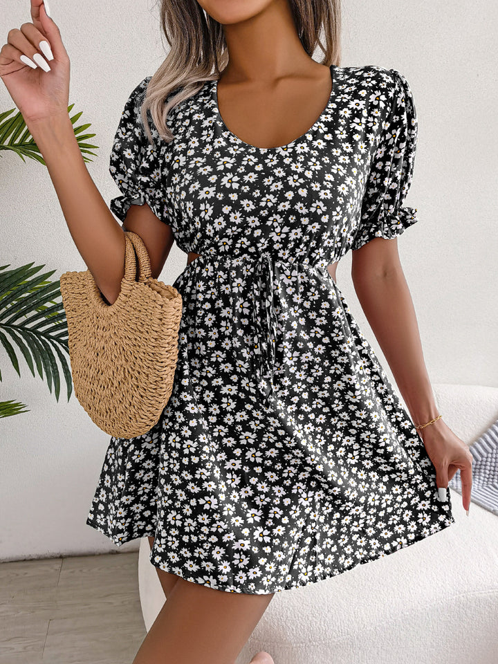 Dame blomsterkjole med cut-out udskæringer og flæsedetaljer Stilla