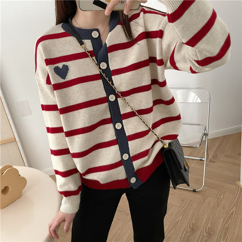 Femme Stribet Knap-Front Strikcardigan med Hjerte Symbol Stilla