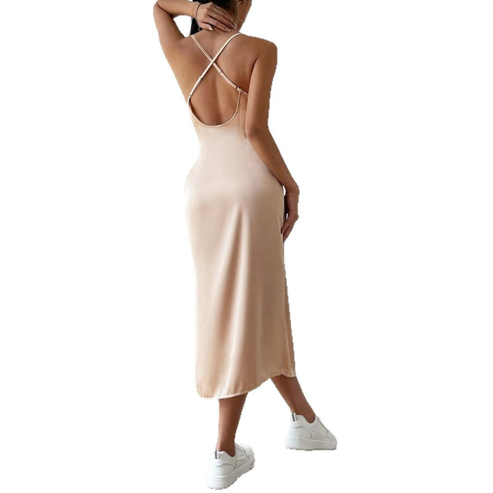 Dame Satin-Midikjole med smalle stropper og elegant slids Skovae