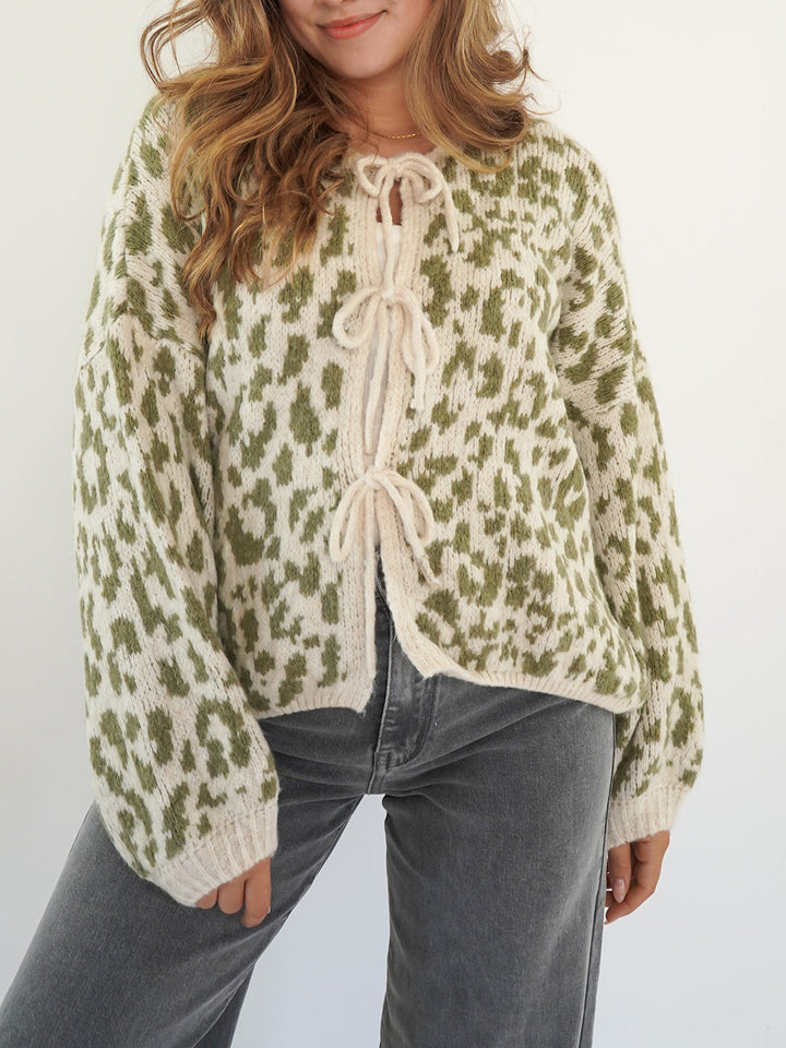 Kvindernes cardigan med markant dyremønster og elegante bånd detaljer Stilla