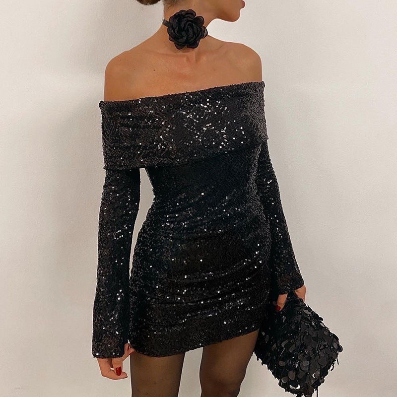 Dame glitterende aftenkjole med off-shoulder design og lange ærmer Stilla