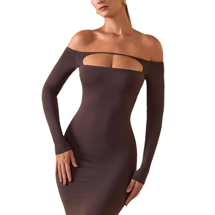 Dame tætsiddende kjole med lange ærmer og udskæring i designet og med off-shoulder stil