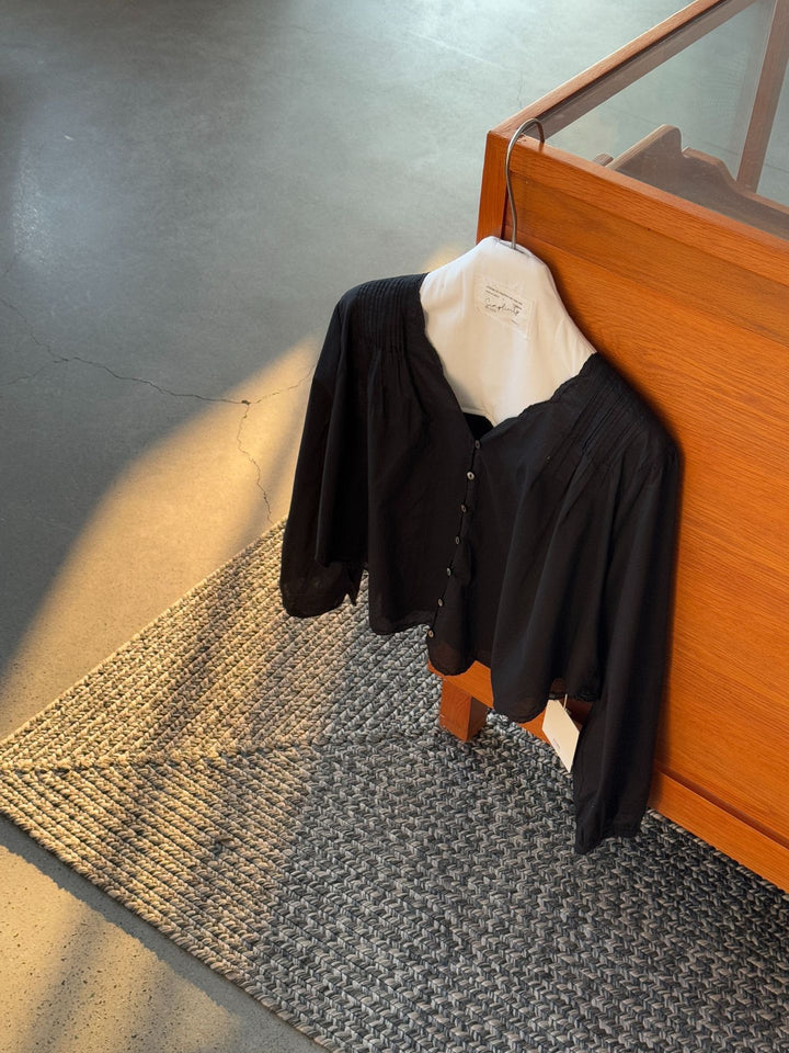 Dameskjorte med fine ruffles detaljer og knapliste Stilla