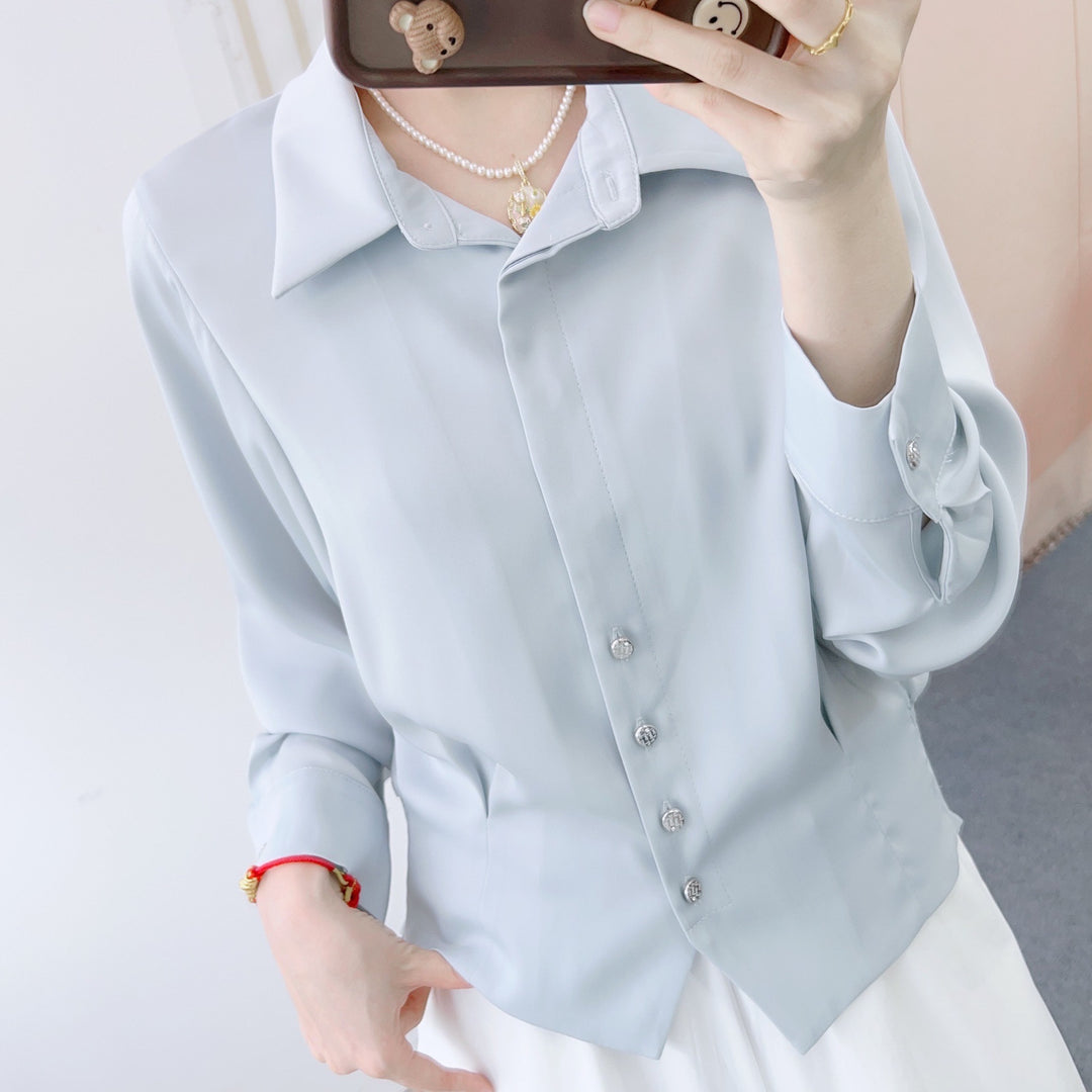 Dame Mode Bluse med figursyet snit og elegante knapdetaljer Stilla