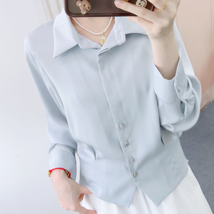 Dame Mode Bluse med figursyet snit og elegante knapdetaljer Stilla