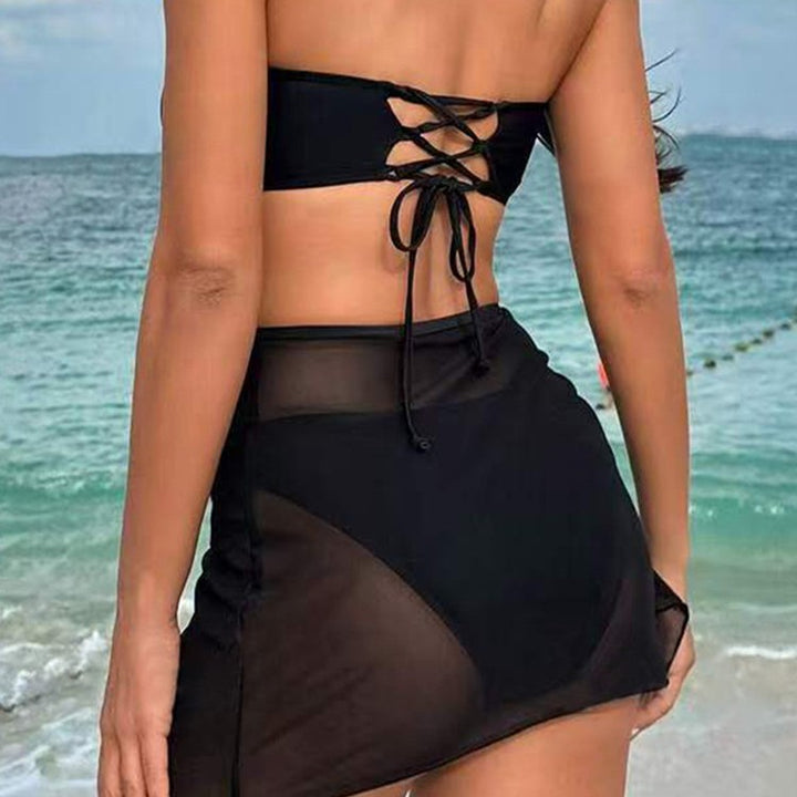 Dame bandeau-bikini-sæt med raffineret omslagsskjorte og elegante smykkedetaljer Stilla