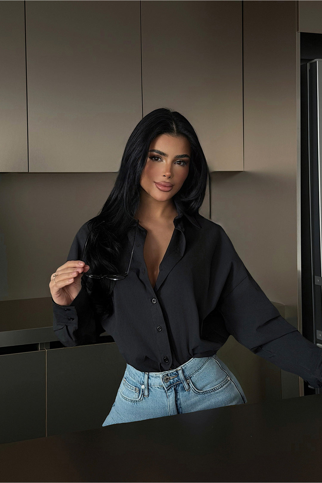 Damer elegant bluse med oversized snit og knapbar design Skovae