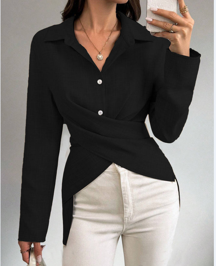 Dame indpakningsbluse med elegante knapdetaljer og fint struktureret stof Stilla