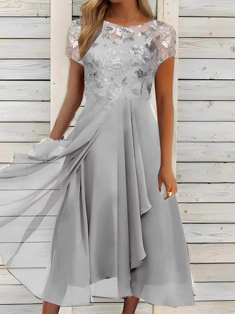 Dame med elegant chiffon midikjole med floral spidsapplikation og flydende klokkeslæt skørt Skovae