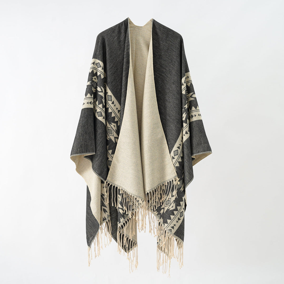 Dame Elegant Strikponcho med Kunstneriske Frynser og Blomsteragtige Accenter Skovae