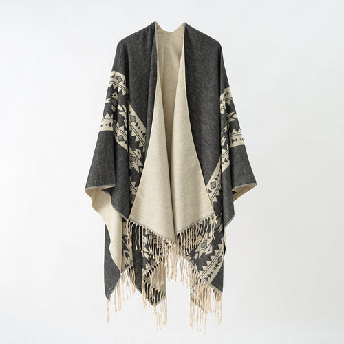 Dame Elegant Strikponcho med Kunstneriske Frynser og Blomsteragtige Accenter Skovae