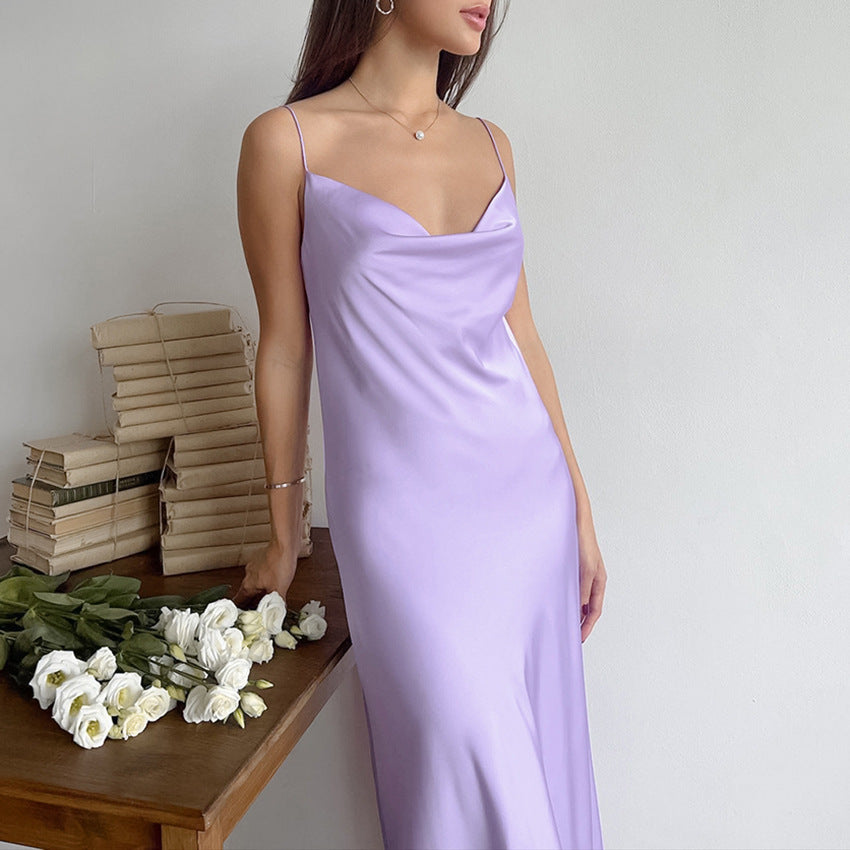 Dame Maxi-Kjole med elegant satin-finish og forførende v-hals Stilla