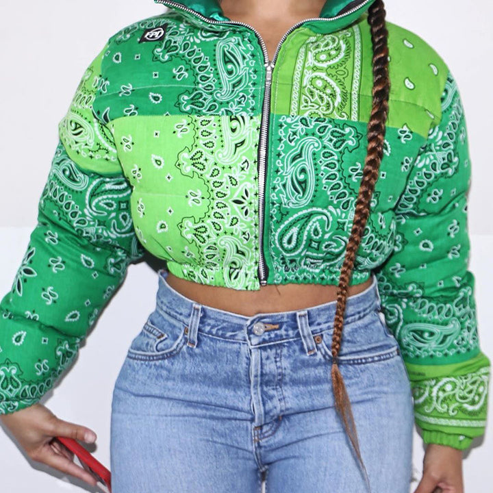 Femme Cropped Puffer-jakke med Bandana-print Stilla
