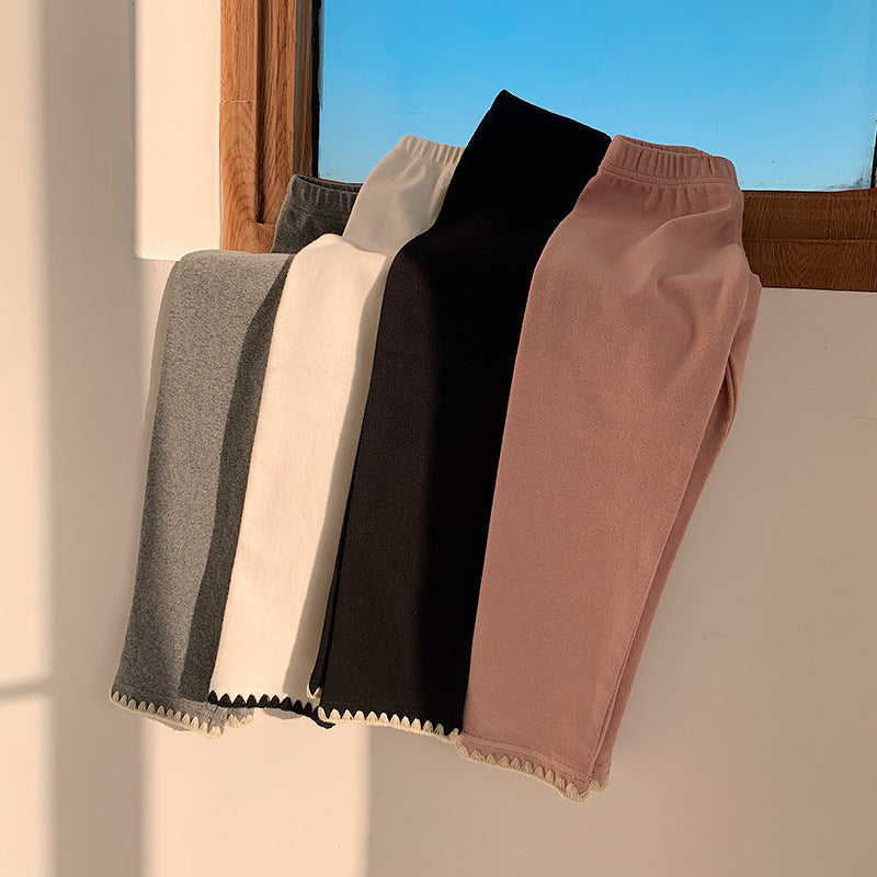 PigeStylish bomuldsoberdel med flæsekant og matchende bukser Stilla