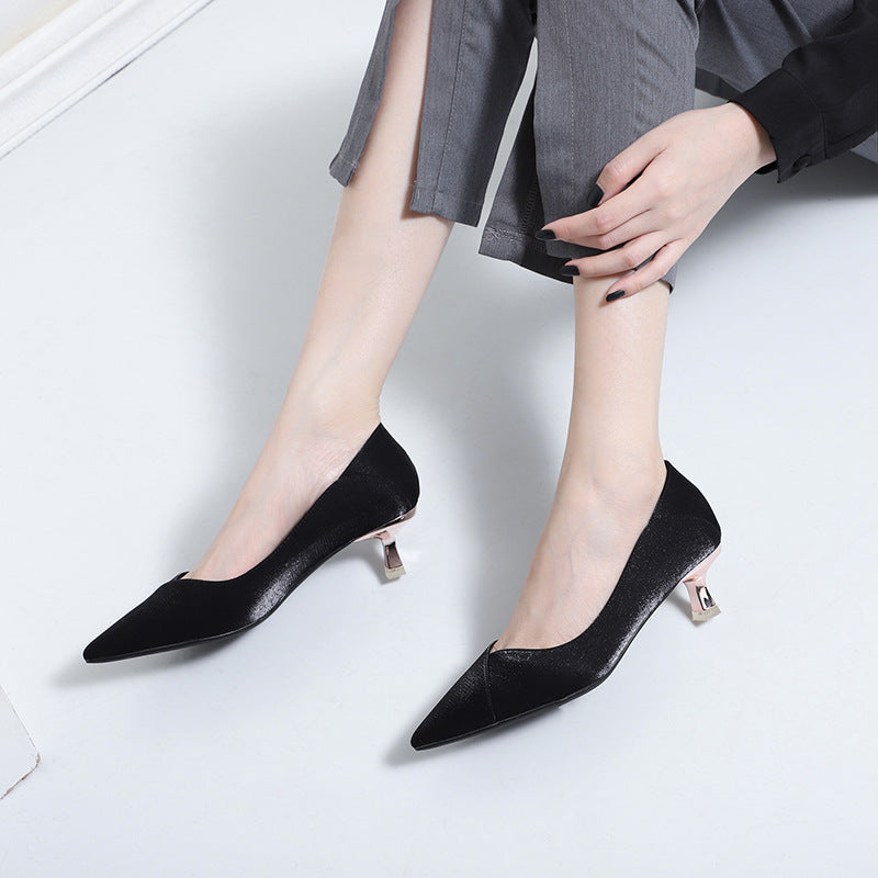 Dame Elegant Spidseskohæl Pump med Unik Metal Accent Stilla