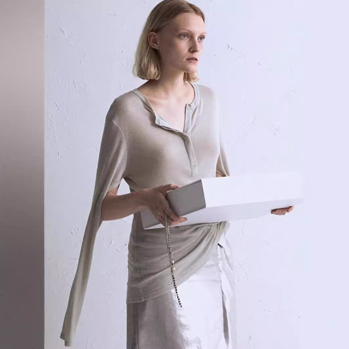 Dame casual langærmet skjorte med dyb V-udskæring og elegant snit Stilla