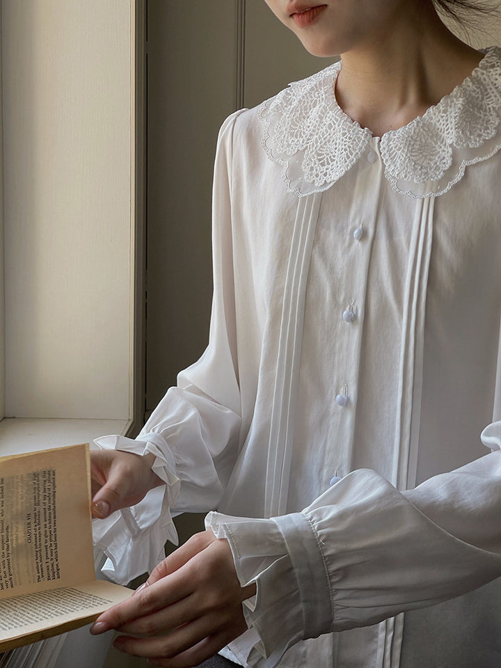 Damebluse med romantisk lacekrave og elegante flæseafslutninger Stilla