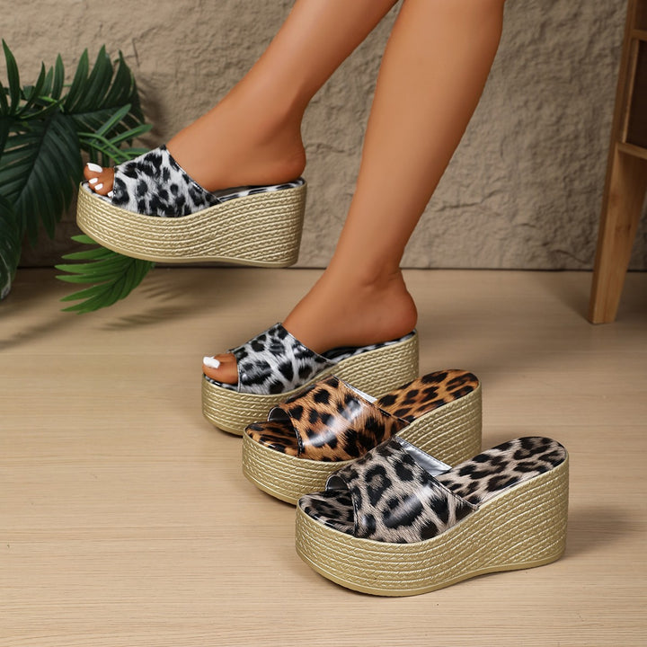 Dame Plateau-Mules med moderne leopardmønster og sofistikeret remdesign Stilla