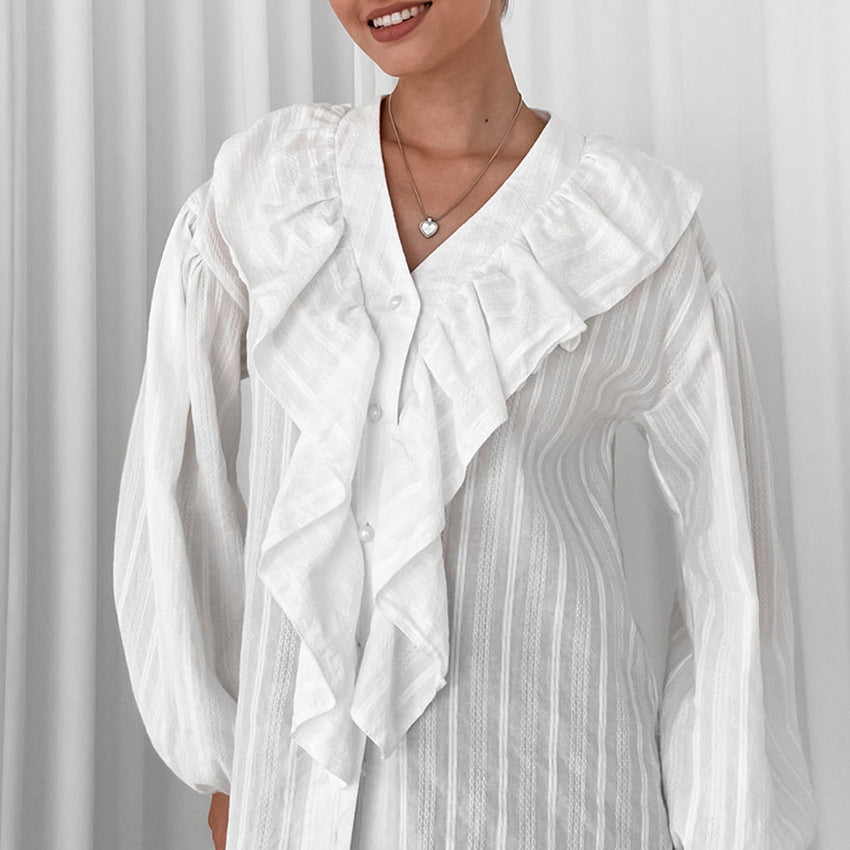 Damebluse med voluminøse flæser og elegant V-udskæring Stilla