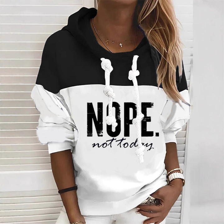 Dame nan sporty-urban hoodie med statement-print, markante snøre og ballonærmer Skovae