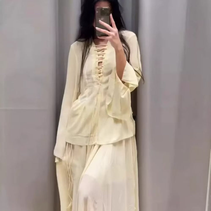 Damebluse med elegant snøring detalje og brede ærmer Stilla