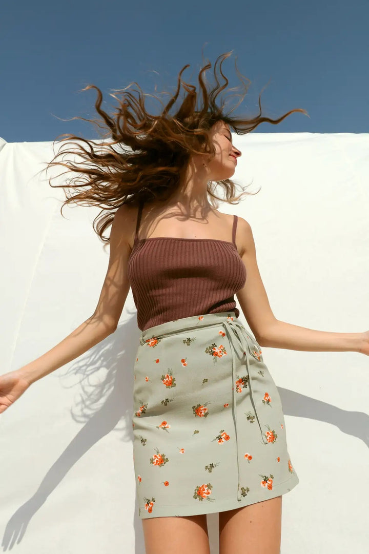 Dame wrap skirt med blomsterdekor og dekorativt bindebælte Stilla