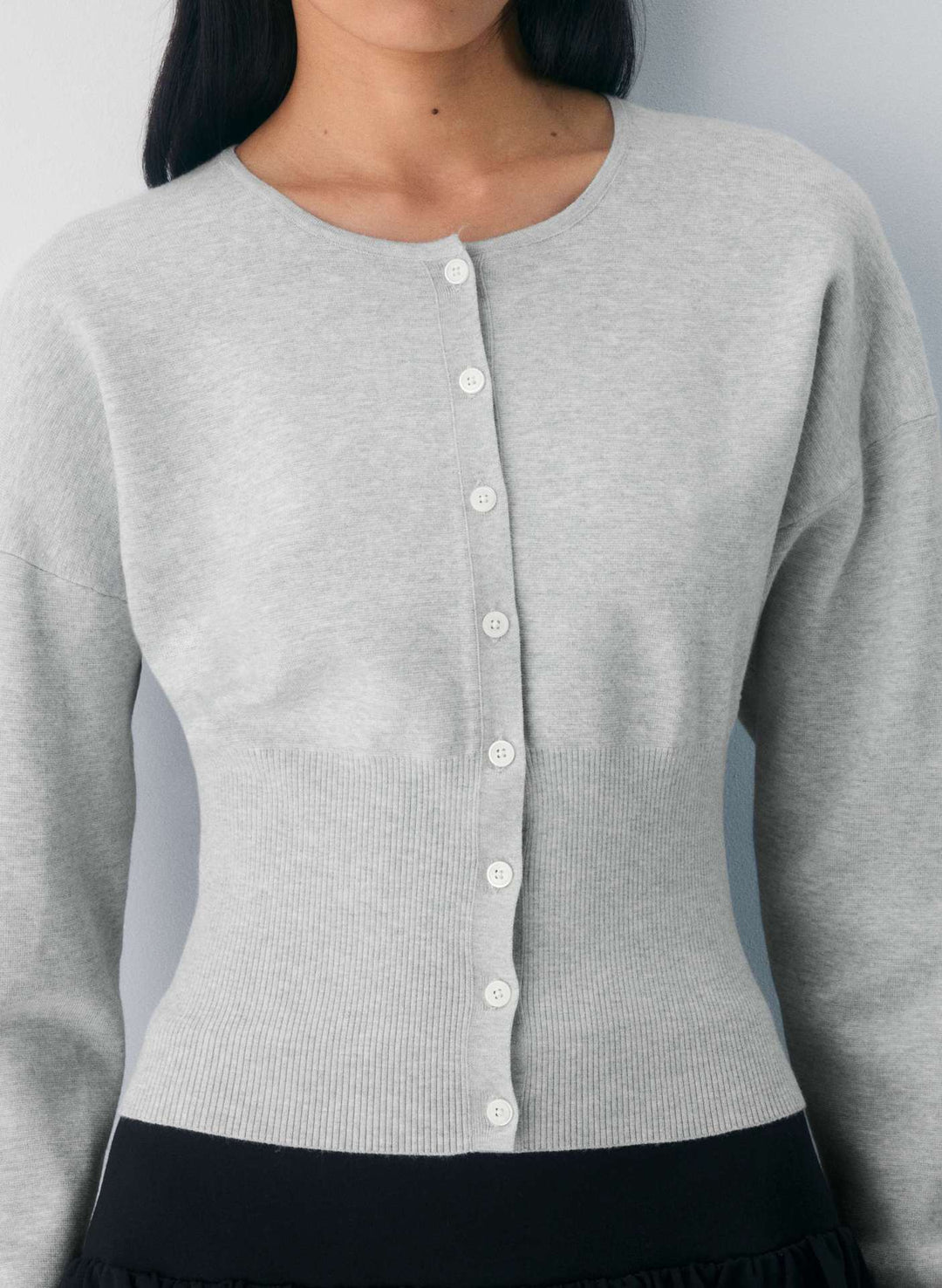 Kvinders cropped cardigan med knapstolpe og ribstrik Skovae