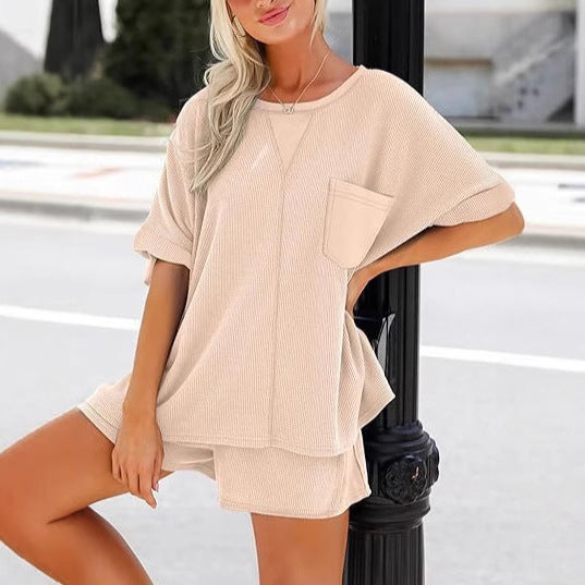 Dame afslappet todelt sæt lavet af struktureret bomuld med oversized T-shirt og shorts Stiila
