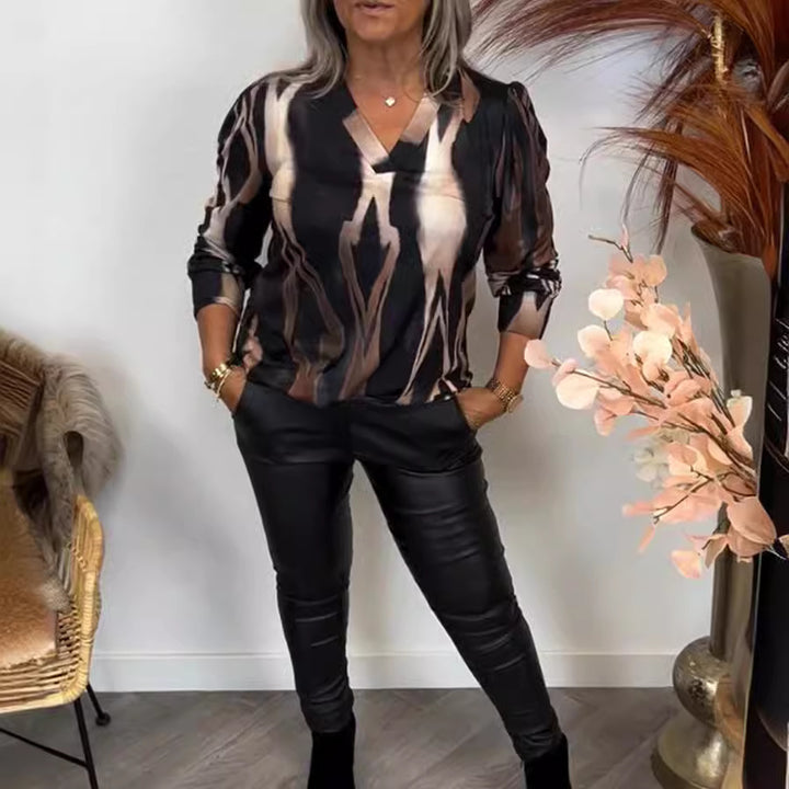 Dame i stilfuld Casual-sæt bestående af V-hals-trykt skjorte og leather-look leggings Skovae