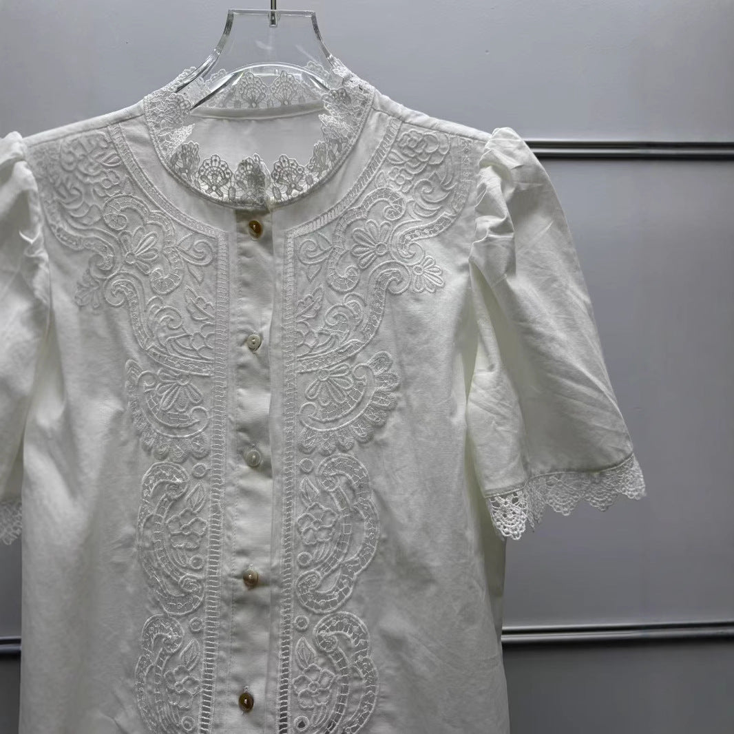 Damebluse med kunstneriske hulbroderier og elegante flæser Stilla