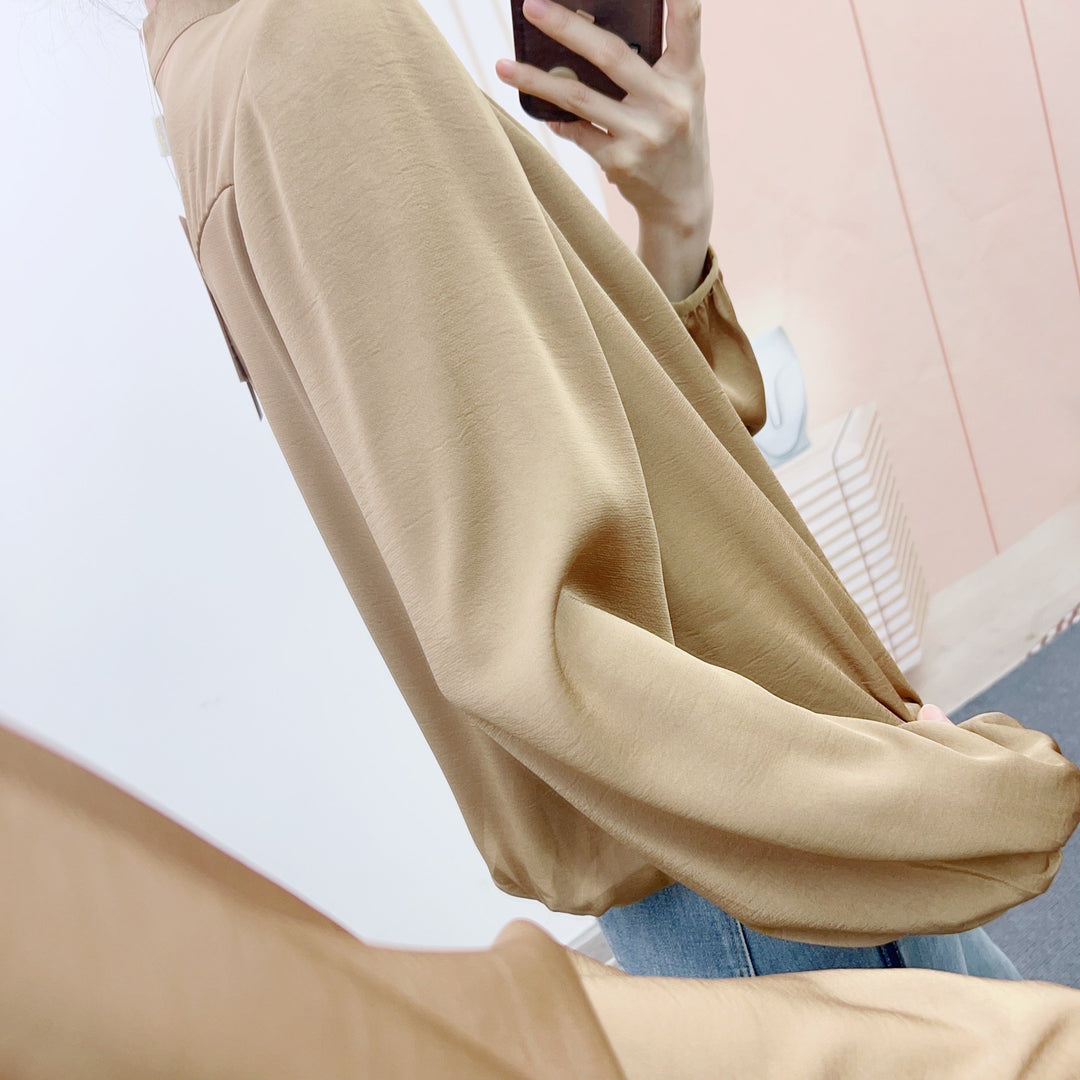 Damebluse med høj krave og elegante flæsedetaljer Stilla