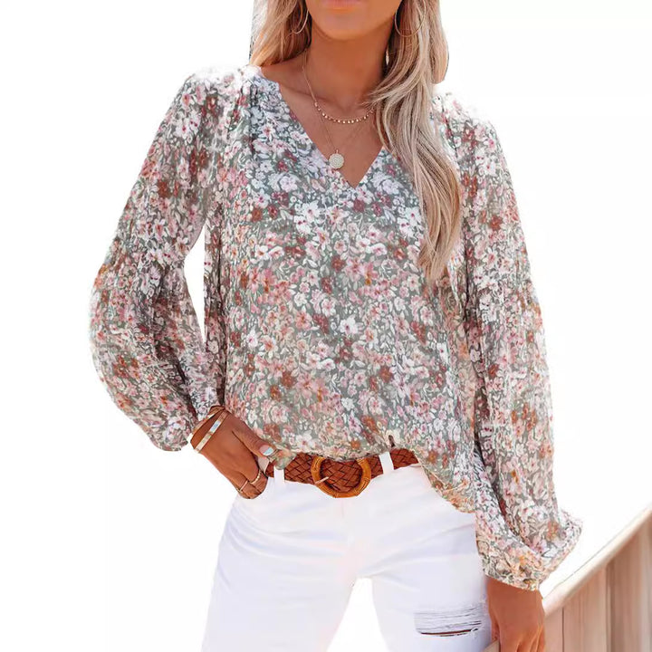 Damebluse med v-hals og let blomstret design Stilla