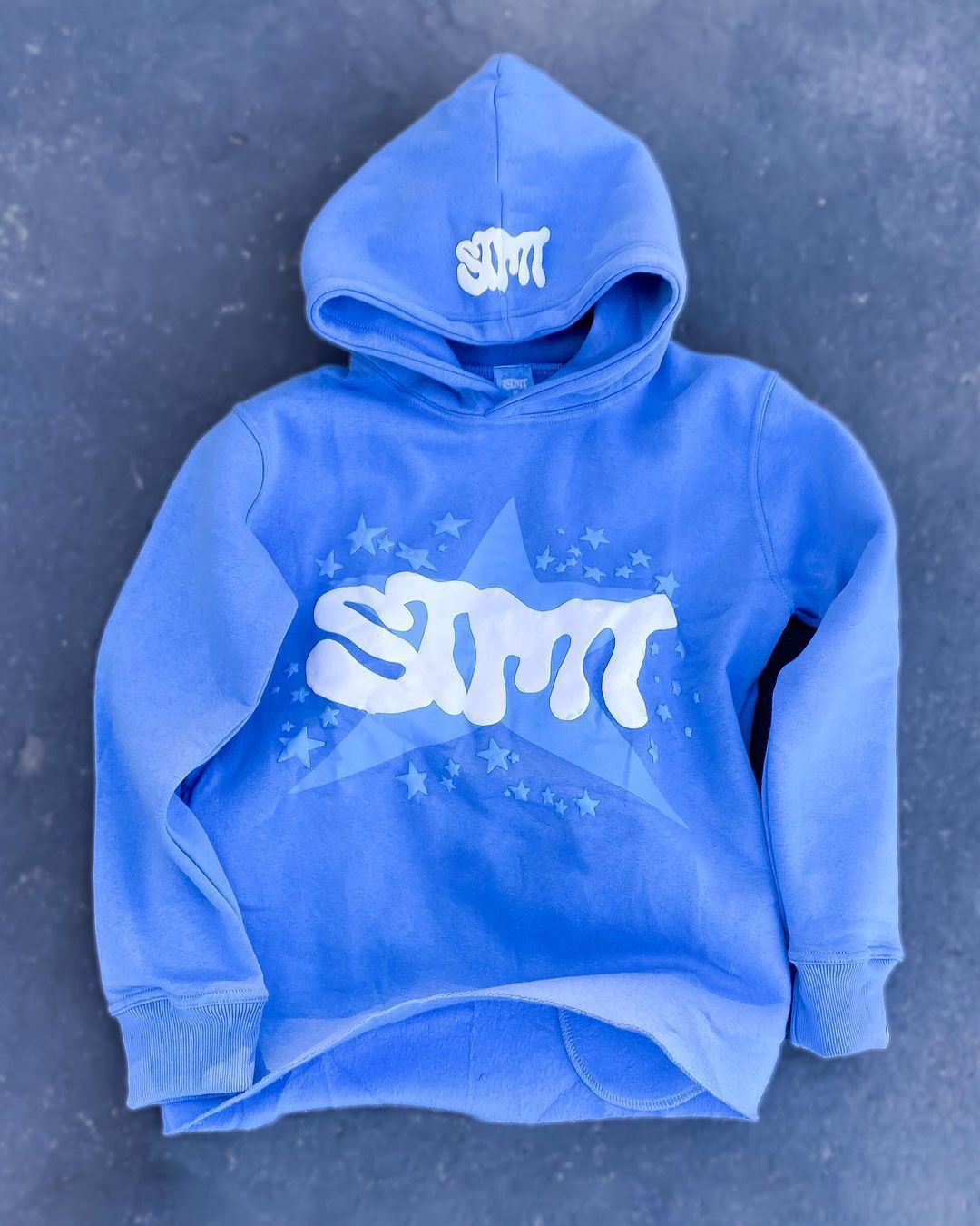 Kvinders hoodie med trendy grafisk design Skovae