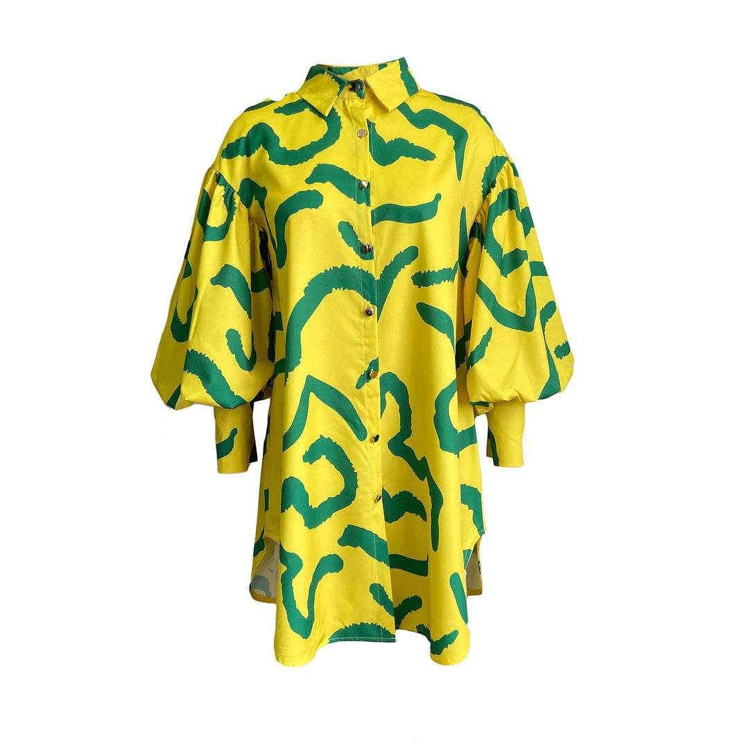 Damebluse med overdimensionerede pufærmer og moderne grafisk design Stilla