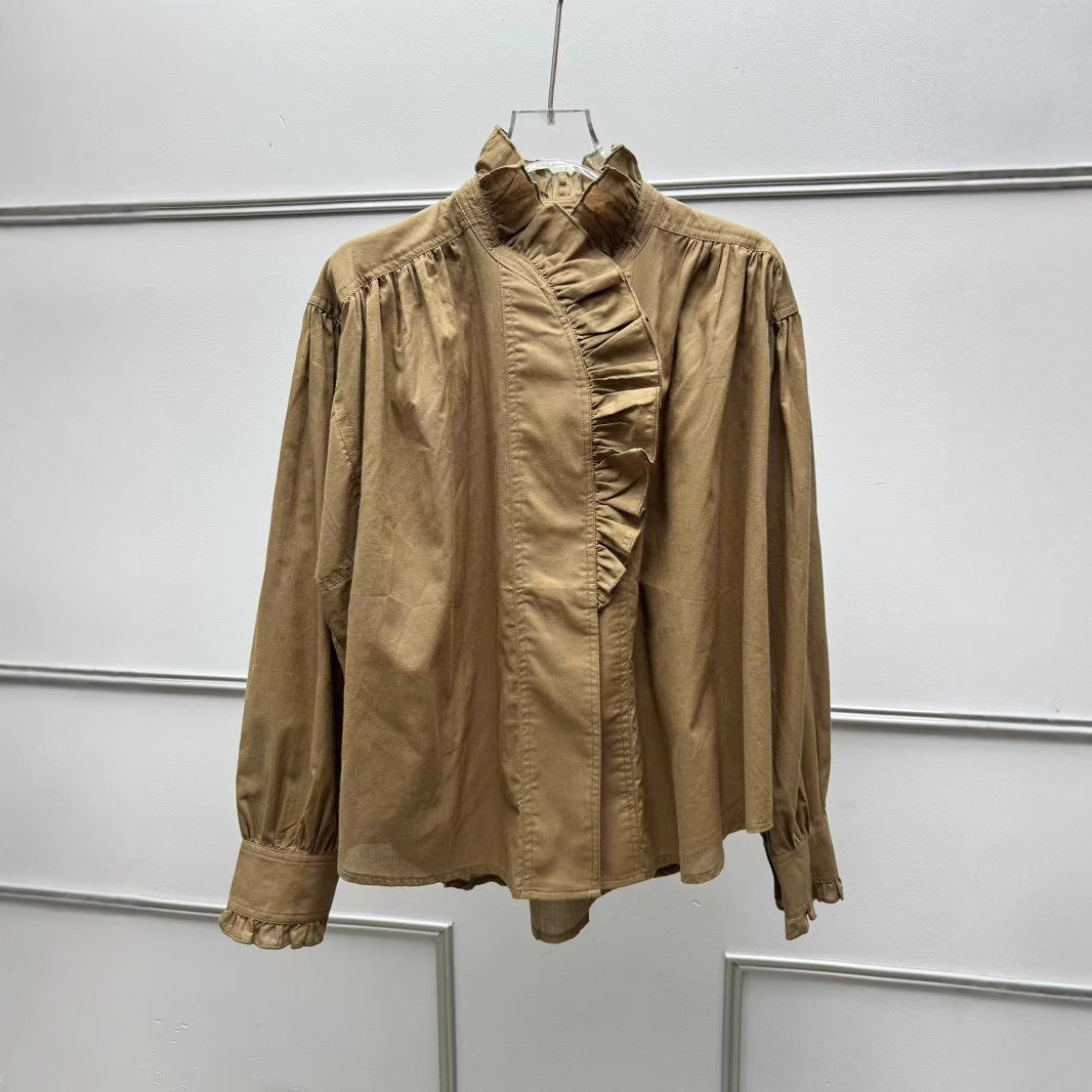 Damebluse med elegante flæsedetaljer og højhalset krave Stilla