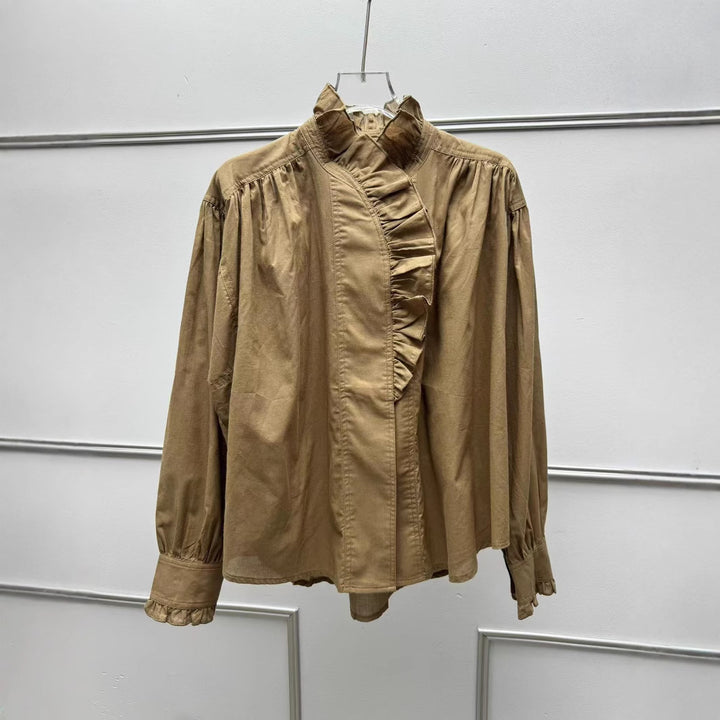 Damebluse med elegante flæsedetaljer og højhalset krave Stilla
