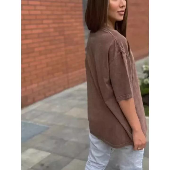 Dame T-shirt med moderne minimalistisk skrift og afslappet oversized snit Stilla